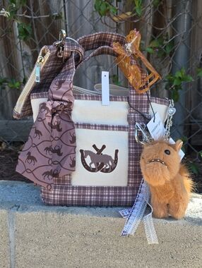 Viral Madden Girl Brown Plaid Horse Tote 🐗
